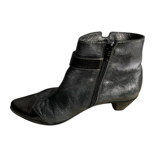 Un Tour En Ville Women's Metallic Silver Leather Western Ankle Boots - Picture 3 of 7